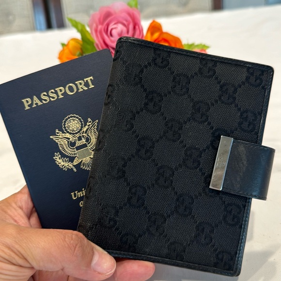 Authentic Gucci agenda passport wallet - Picture 1 of 12